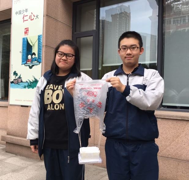 Male and female SMS – Wuhan student show off their egg drop container