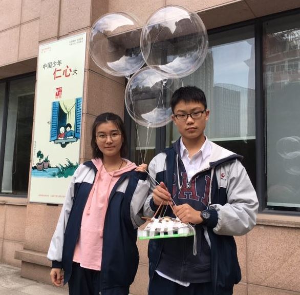 Male and female SMS – Wuhan student show off their egg drop container