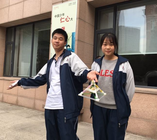 Male and female SMS – Wuhan student show off their egg drop container