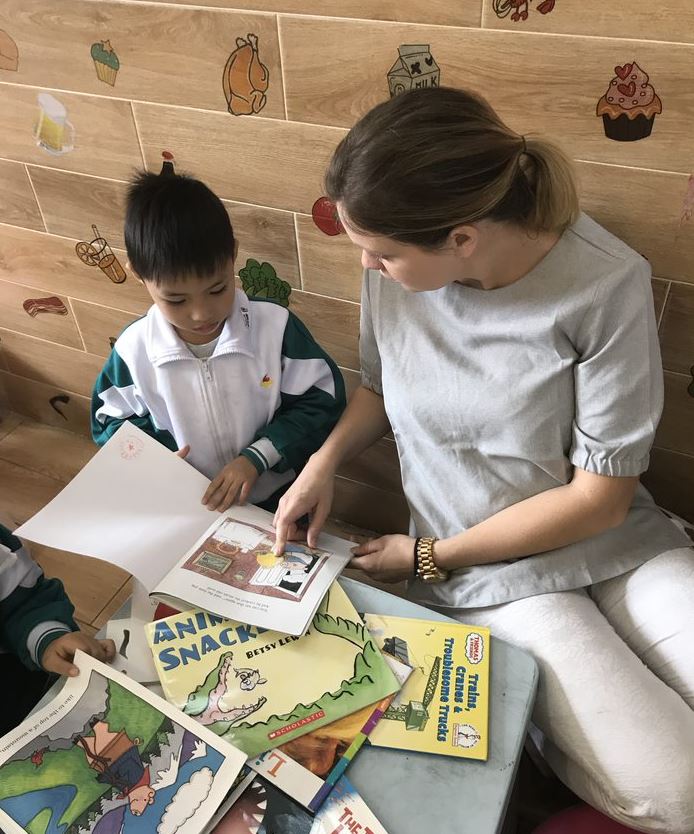 Ms. Hilt reading to her first grade students