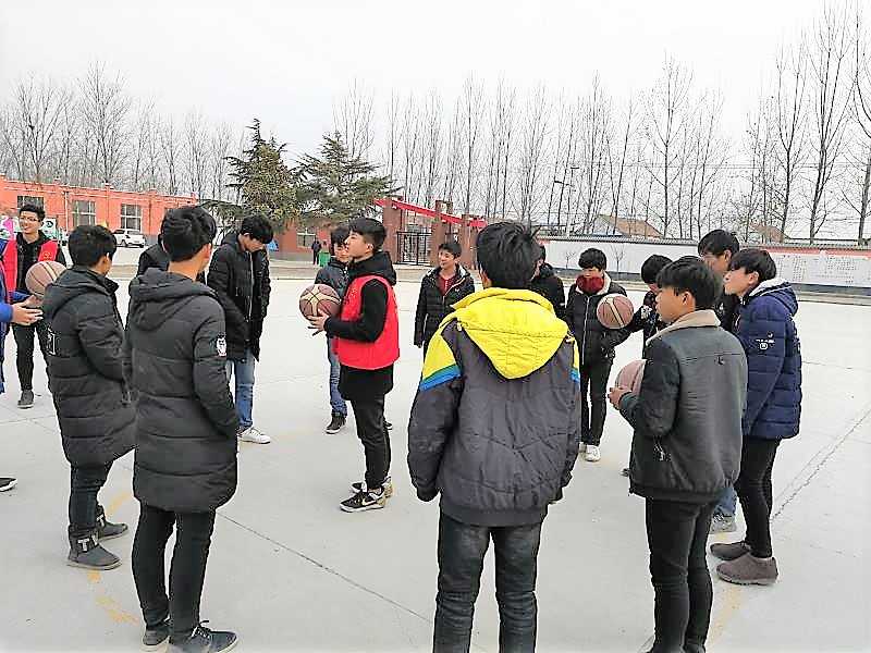 Zhengzhou Students Volunteer Teach Basketball at Rural Junior High