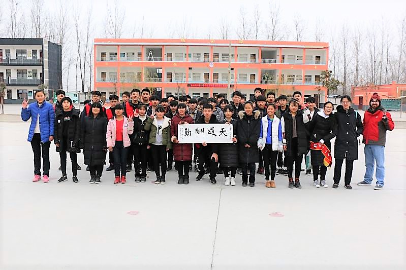 Zhengzhou student presents calligraphy during community service day