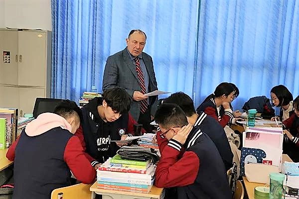 Frank Phillips Visits Zhengzhou Campus High School Classroom