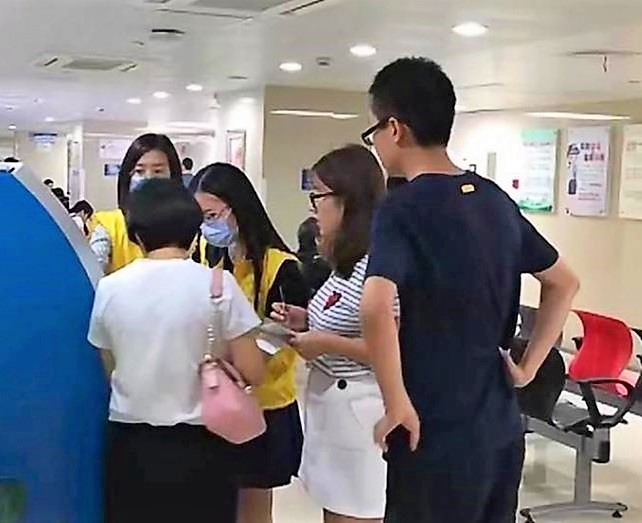 Ningbo Student Volunteers at Local Hospital