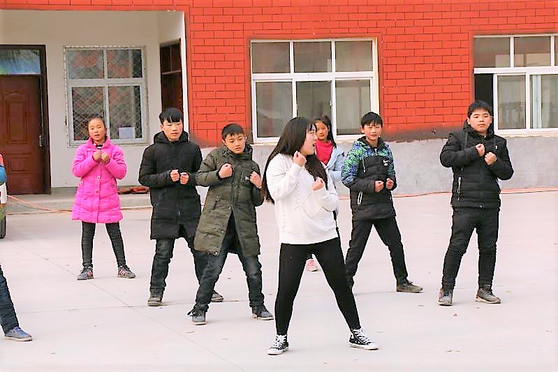 Zhengzhou Students Volunteer Teach Dance Class