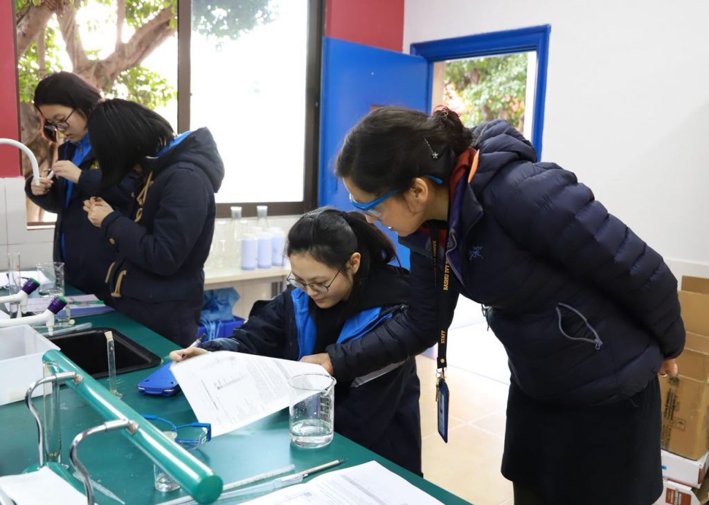 US Chemistry Teacher with students on Global Campus in China