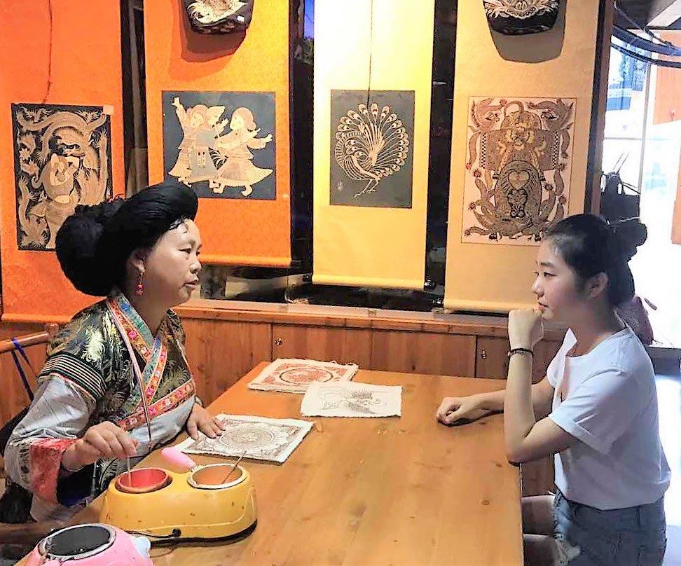 Guiyang student learns from artist Qun Li