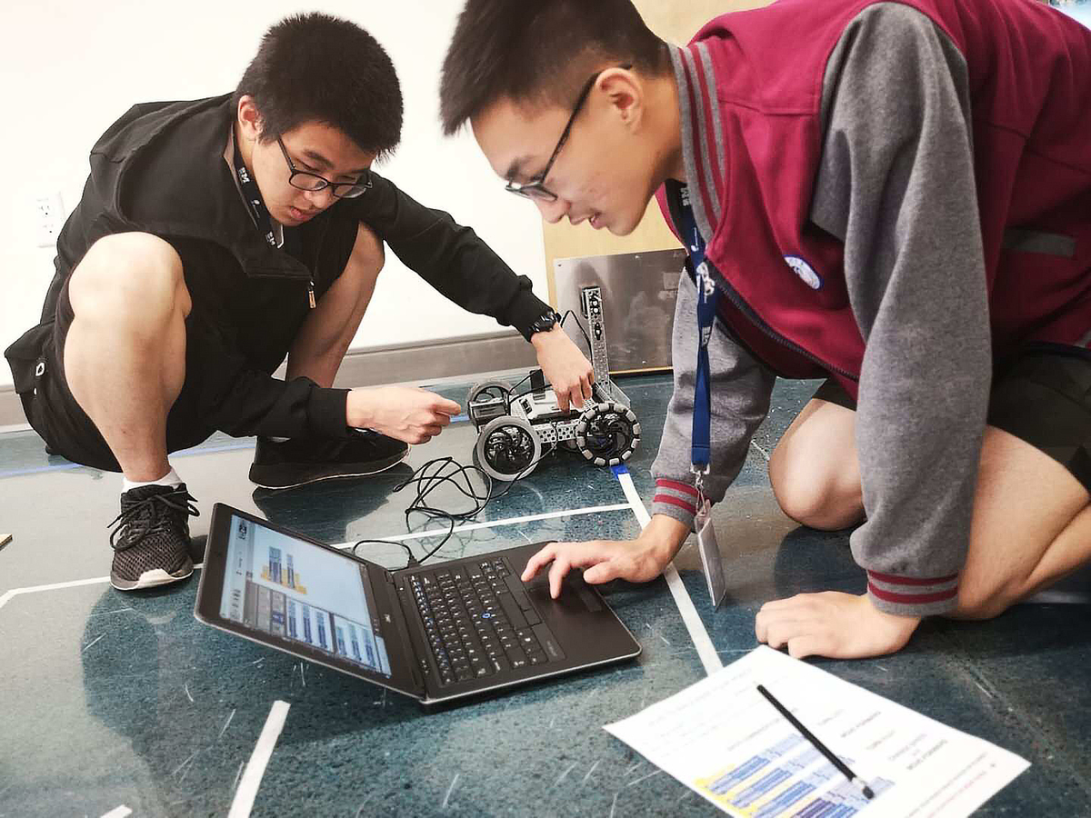 Students from Zhejiang Pinghu Middle School program robots for a soccer match during a summer camp in St. Mary's School in Oregon, United States, earlier this month. Photo provided to China Daily